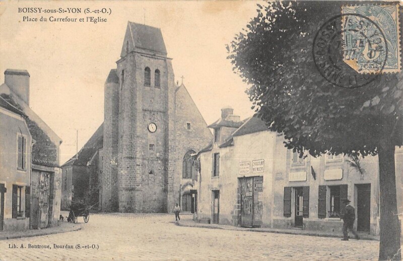 Carte postale ancienne Boissy Sous Saint Yon Place Du Carrefour Et Eglise à Boissy-sous-Saint-Yon