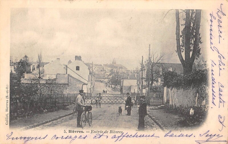 Carte postale ancienne Bievres Entree De Bievres