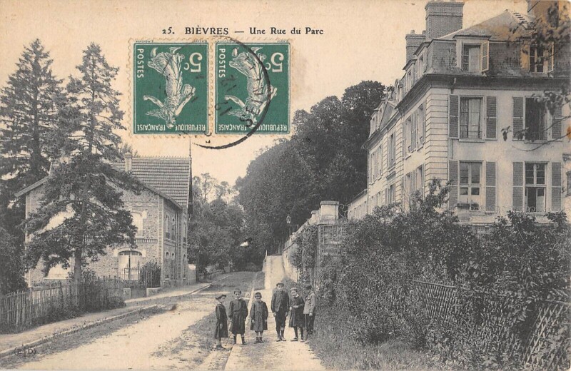 Carte postale ancienne Bievres Une Rue Du Parc