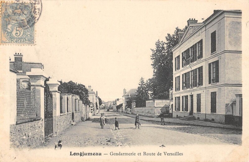Carte postale ancienne Longjumeau Gendarmerie Et Route De Versailles à Longjumeau