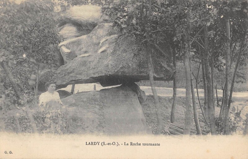 Carte postale ancienne Lardy La Roche Tournante à Lardy