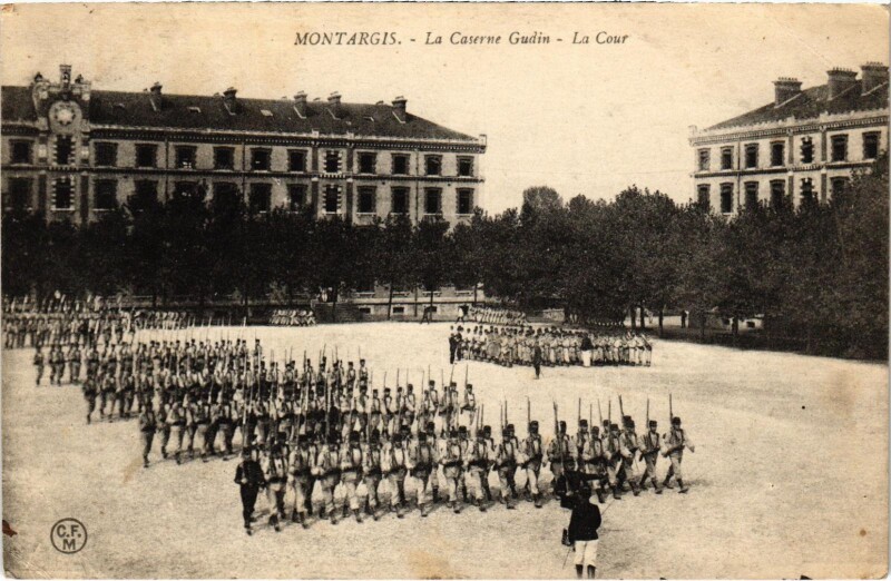 Carte postale ancienne Militaire - Montargis - Caserne Gudin - La Cour à Montargis