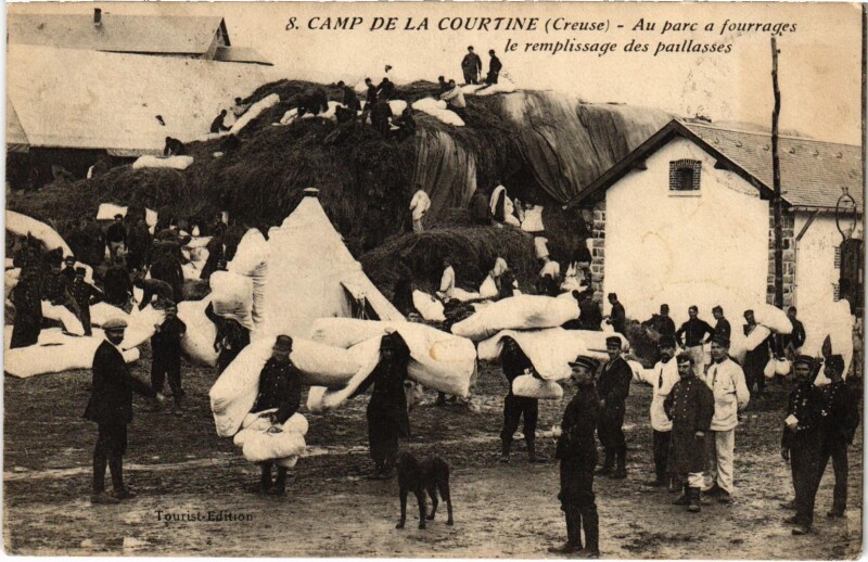 Carte postale ancienne Militaire Camp de La Courtine - Au parc a fourrages à La Courtine