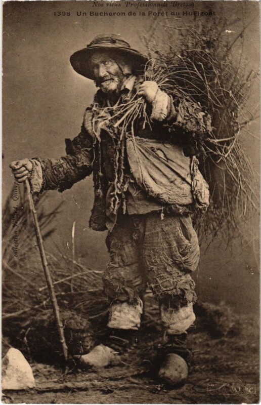 Carte postale ancienne Un Bucheron de la Foret du Huelgoat - Type - Folklore à Huelgoat