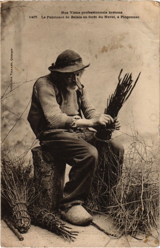 Carte postale ancienne Le Fabricant de Balais en Foret du Nevet a Plogonnec à Plogonnec
