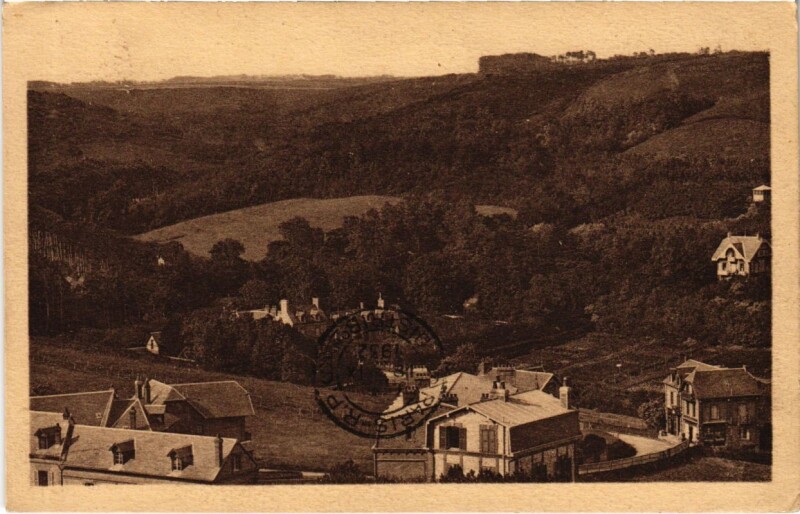 Carte postale ancienne Saint-Pierre-en-Port - La Vallée et les Bois à Saint-Pierre-en-Port