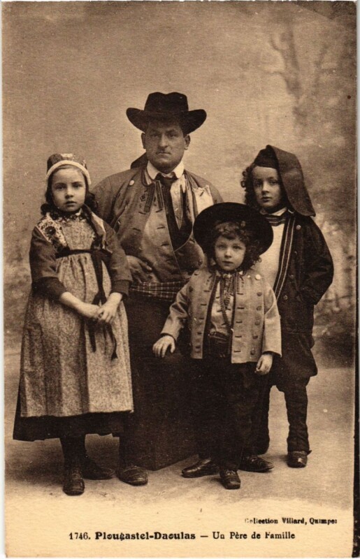 Carte postale ancienne Plougastel Daoulas- Un Pere de Famille France à Daoulas