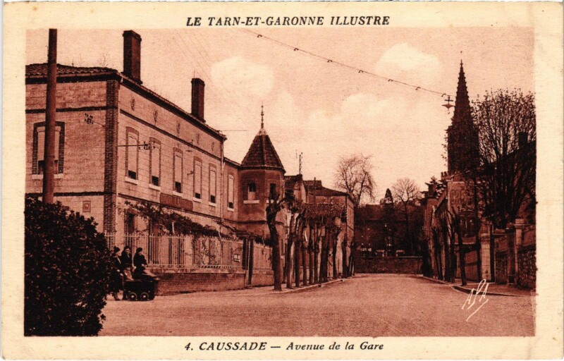 Carte postale ancienne Caussade Avenue de la Gare à Caussade