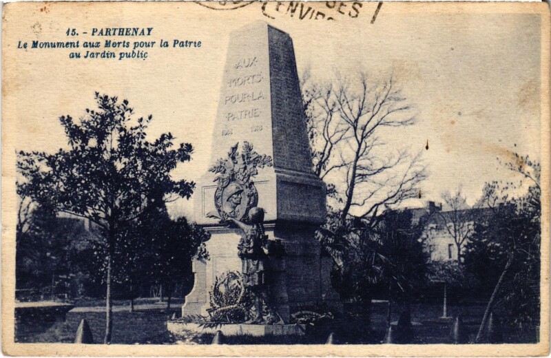 Carte postale ancienne Parthenay - Le Monument à Parthenay
