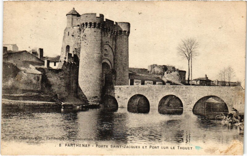 Carte postale ancienne Parthenay - Porte Saint-Jacques à Parthenay