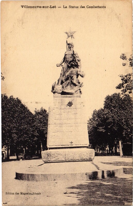 Carte postale ancienne Villeneuve-s-Lot Le Statue de Combattants