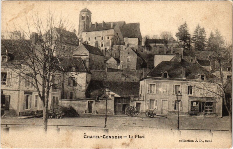 Carte postale ancienne Chatel-Censoir - La Place à Châtel-Censoir