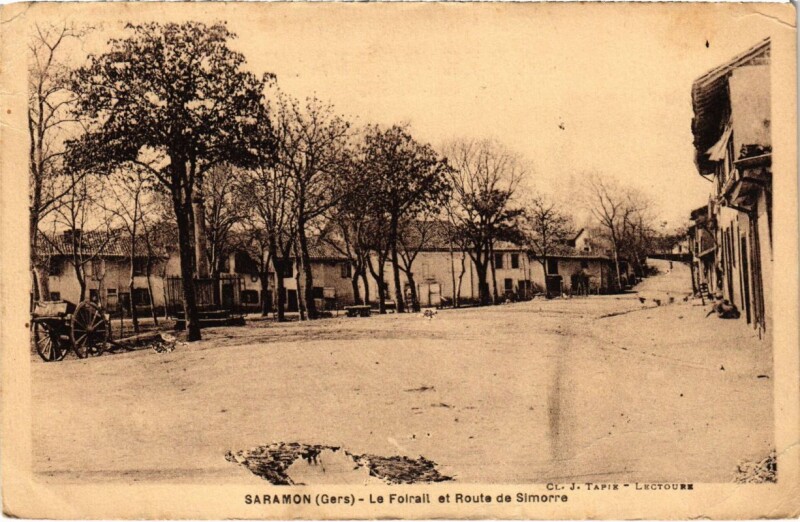 Carte postale ancienne Saramon - Le Foirall et Route de Simorre à Saramon