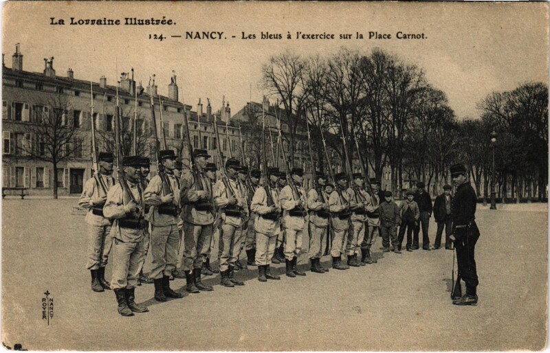 Carte postale ancienne Militaire Nancy - Les bleus á l'exercice sur la Place à Nancy