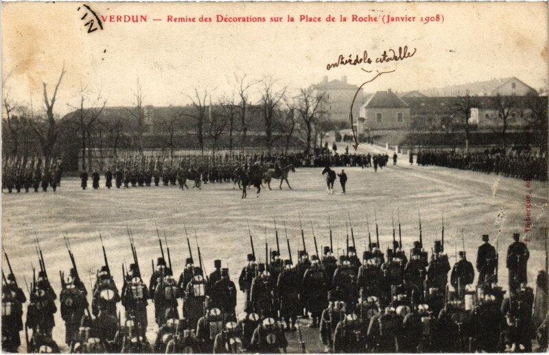 Carte postale ancienne Militaire Verdun - Remise des Décorations sur la Place à Verdun