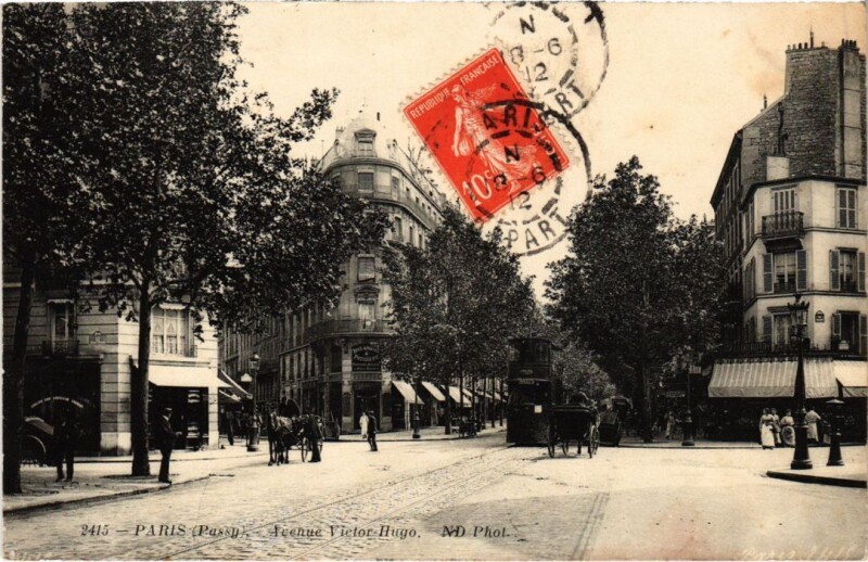 Carte postale ancienne Passy - Avenue Victor Hugo à Paris 16e