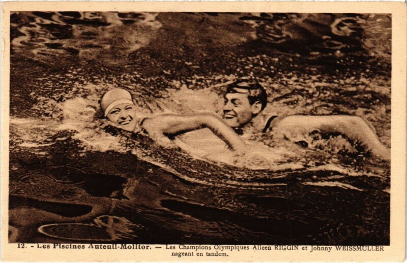 Carte postale ancienne Les Piscines Auteuil Molitor - Les Champions Olympiques Aileen Riggin et Johnny Weissmuller nageant en tandem à Paris 16e