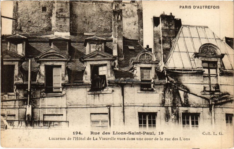 Carte postale ancienne Paris (4e) 19 Rue des Lions-Saint-Paul. Lucarnes à Paris 4e