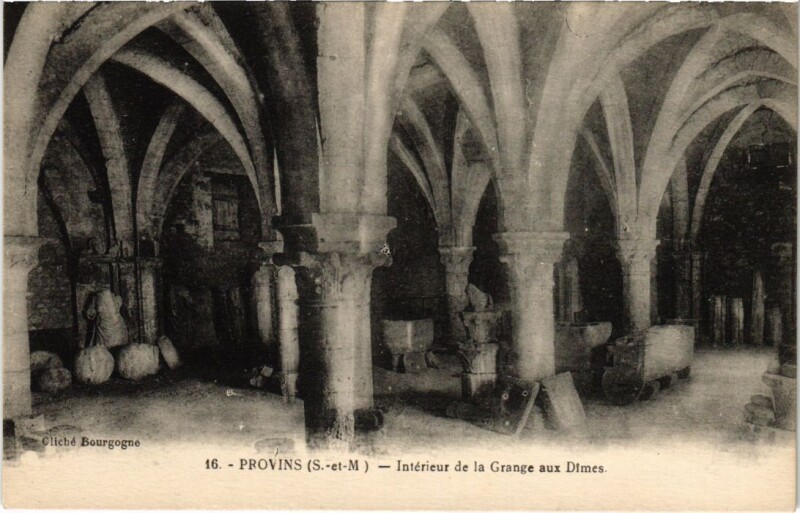 Carte postale ancienne Provins Interieur de la Grange aux Dimes à Provins