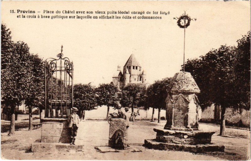 Carte postale ancienne Provins Place du Chatel à Provins
