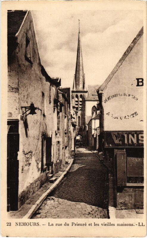 Carte postale ancienne Nemours Rue du Prieure et les vieilles maisons à Nemours