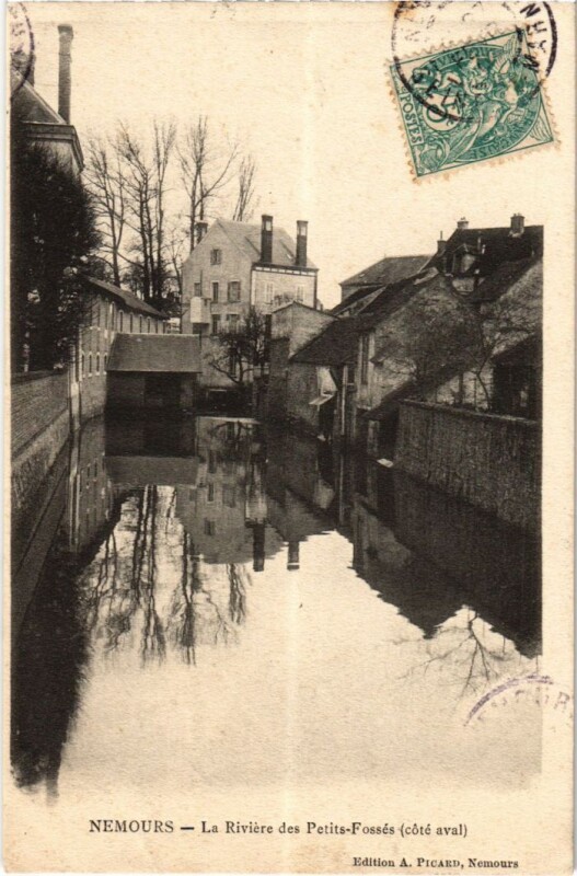 Carte postale ancienne Nemours La Riviere des Petits Fosses à Nemours
