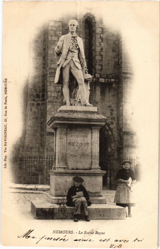 Carte postale ancienne Nemours Statue Bezout à Nemours
