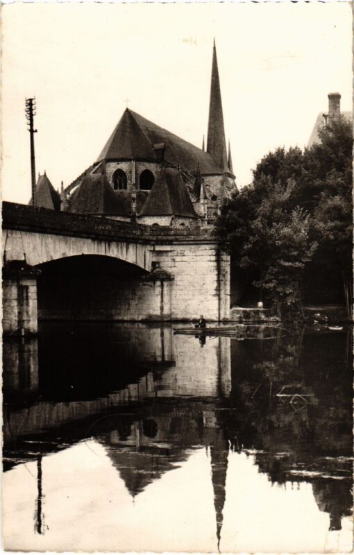 Carte postale ancienne Nemours Eglise et le Pont à Nemours
