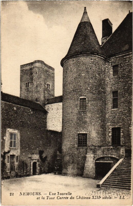 Carte postale ancienne Nemours Une Tourelle et la Tour Carree du Chateau à Nemours