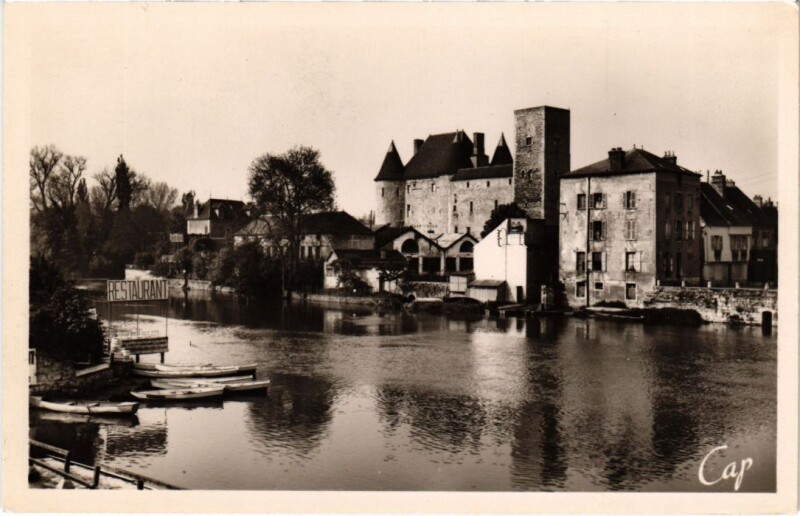 Carte postale ancienne Nemours Le Chateau et les rives du Loing à Nemours