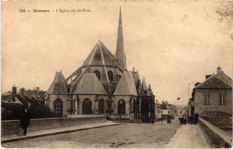 Carte postale ancienne Nemours Eglise vue du Pont à Nemours