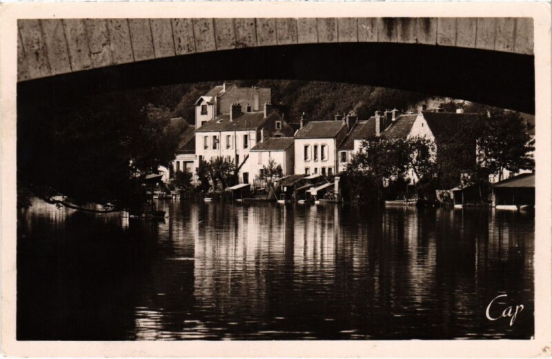 Carte postale ancienne Nemours Paysage sur les bords du Loing à Nemours