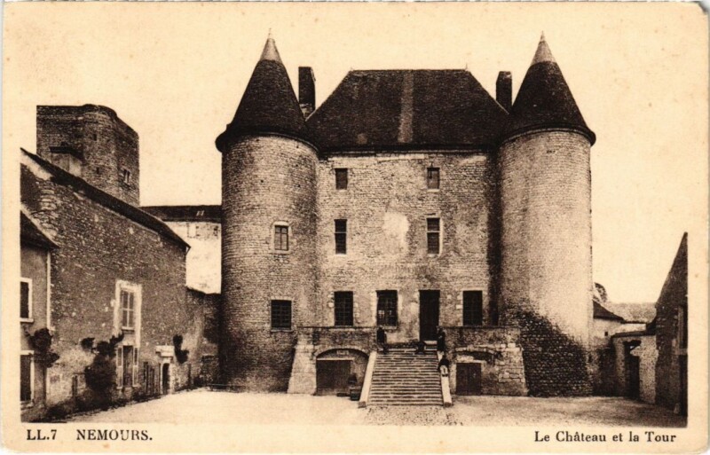 Carte postale ancienne Nemours Le Chateau et la Tour à Nemours