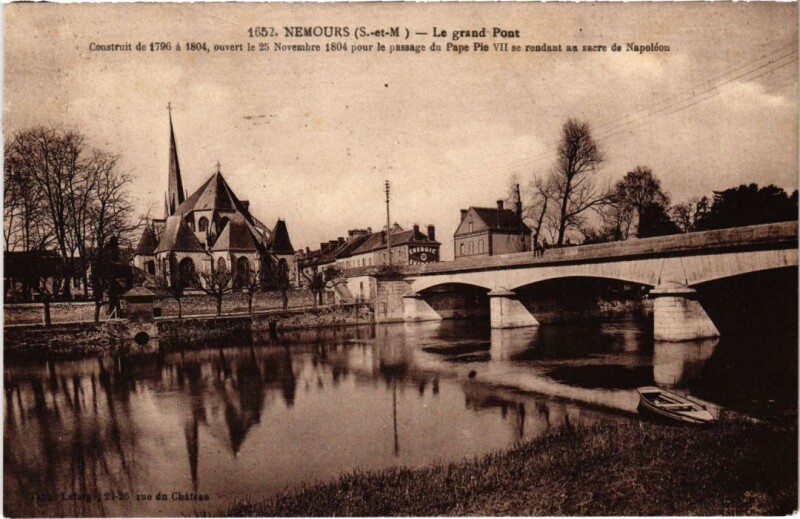 Carte postale ancienne Nemours Le Grand Pont à Nemours