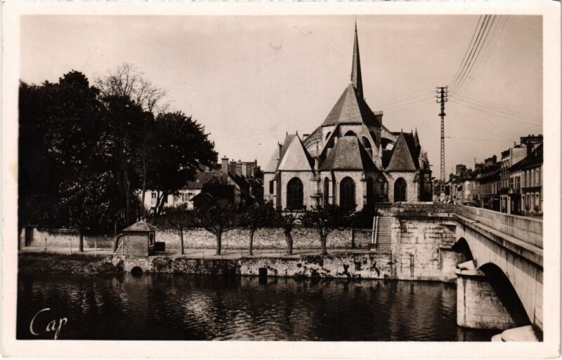 Carte postale ancienne Nemours vue sur l'Abside de l'Eglise à Nemours