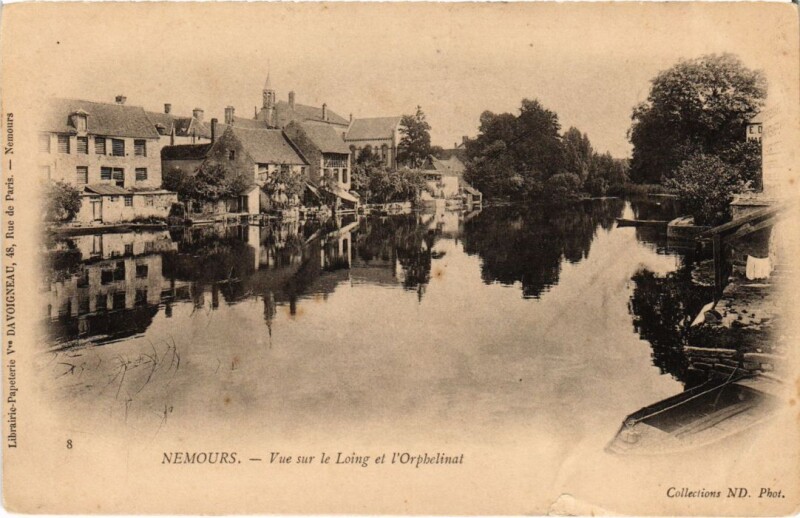 Carte postale ancienne Nemours vue sur le Loing et l'Orphelinat à Nemours