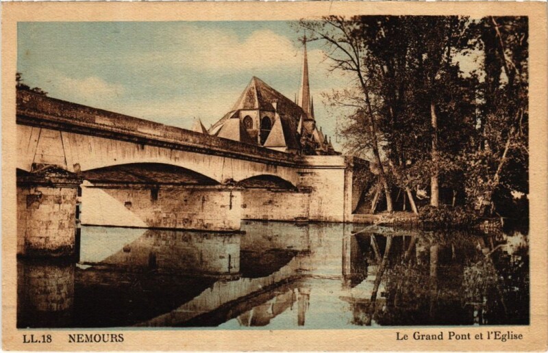 Carte postale ancienne Nemours Le Grand Pont et l'Eglise à Nemours