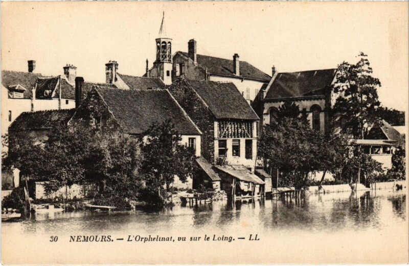 Carte postale ancienne Nemours L'Orphelinat vu sur le Loing à Nemours