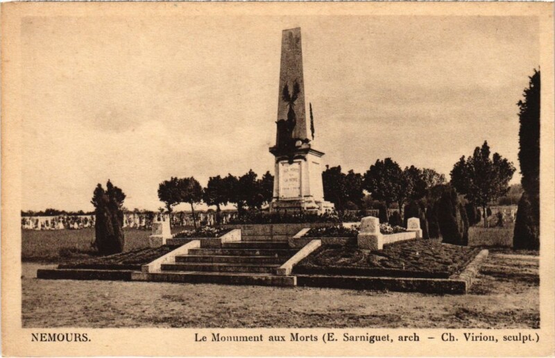 Carte postale ancienne Nemours Monument aux Morts à Nemours
