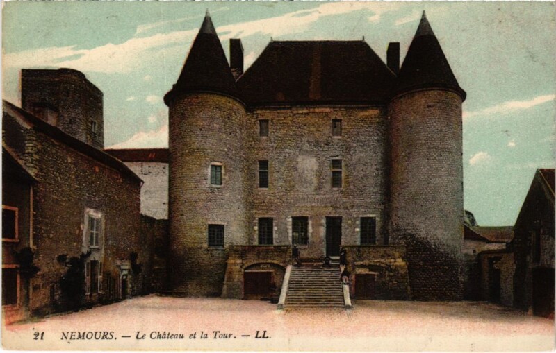 Carte postale ancienne Nemours Le Chateau et la Tour à Nemours