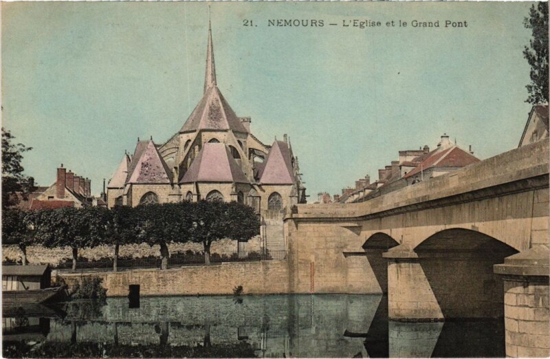Carte postale ancienne Nemours Eglise et le Grand Pont à Nemours
