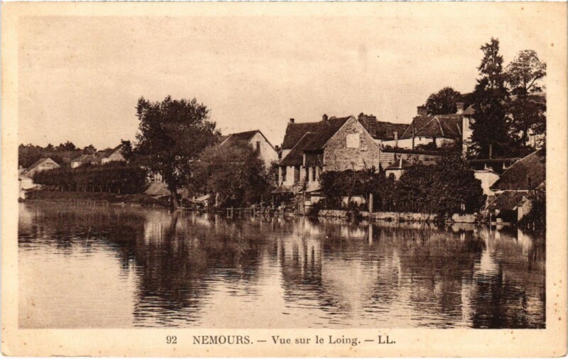 Carte postale ancienne Nemours vue sur le Loing à Nemours