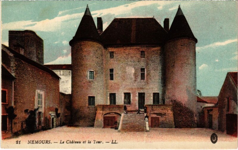 Carte postale ancienne Nemours Le Chateau et la Tour à Nemours
