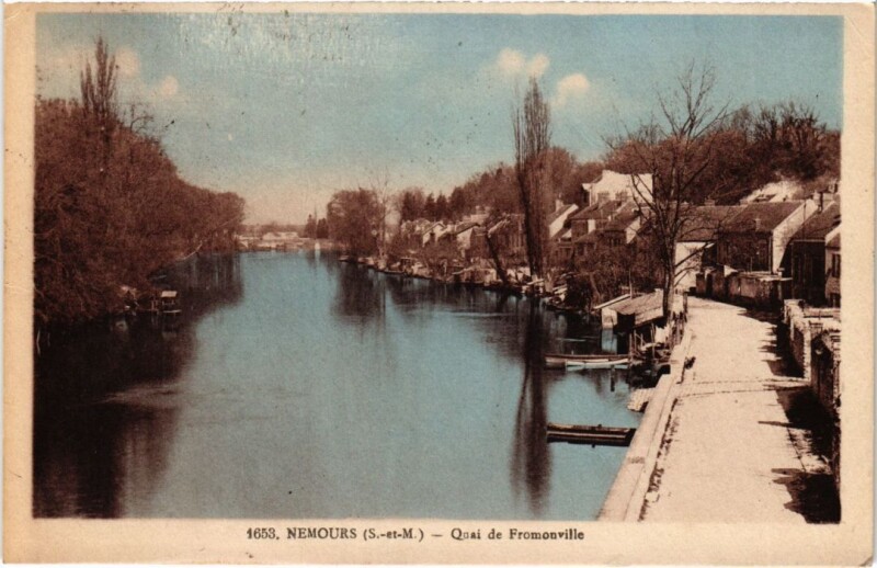Carte postale ancienne Nemours Quai de Fromonville à Nemours