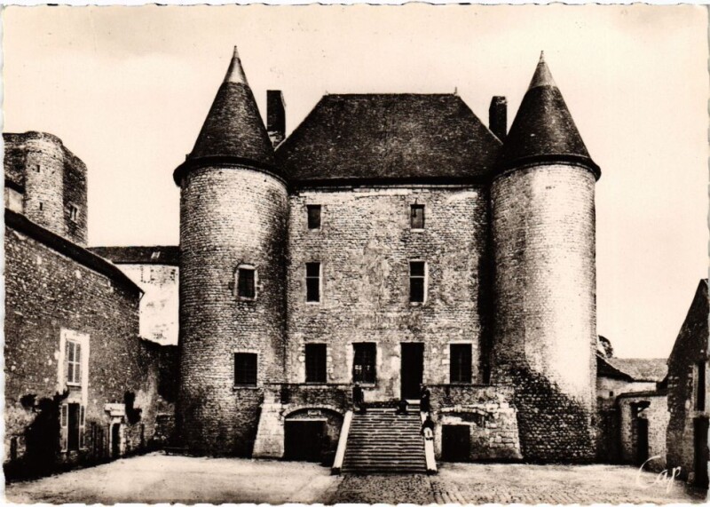 Carte postale ancienne Nemours Le Chateau et la Tour à Nemours