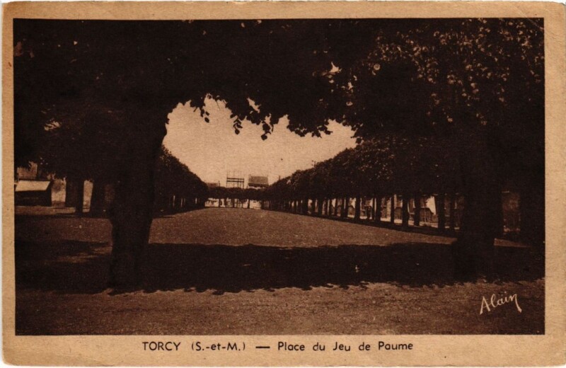 Carte postale ancienne Place du Jeu de Paume à Torcy