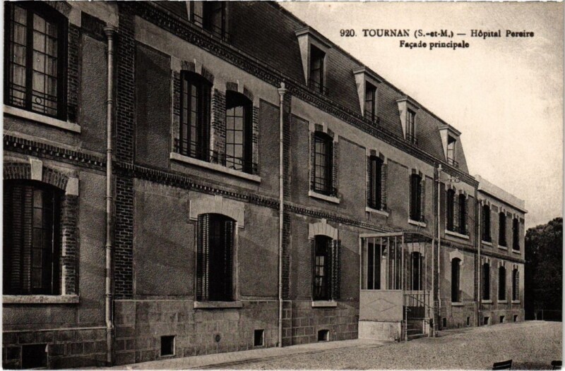 Carte postale ancienne Tournan-en-Brie Hopital Pereire - Facade Principale à Tournan-en-Brie