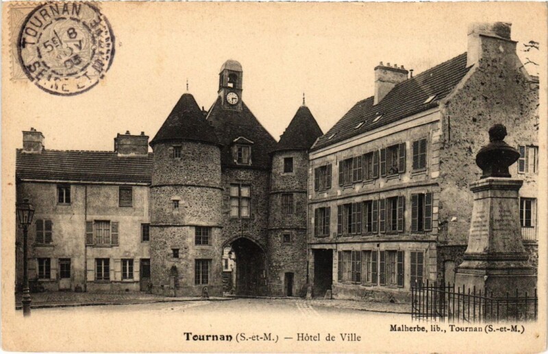 Carte postale ancienne Tournan-en-Brie Hotel de Ville à Tournan-en-Brie