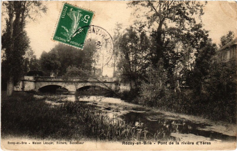 Carte postale ancienne Rozay-en-Brie Pont de la Riviere d'Yerres à Rozay-en-Brie