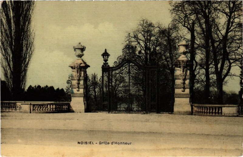 Carte postale ancienne Noisiel Grille d'Honneur à Noisiel